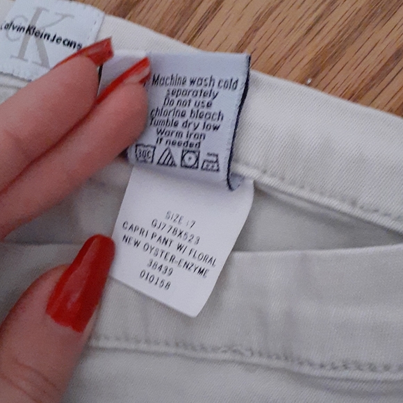 Y2K Calvin Klein Capris w/ Red Orange Flowers - Picture 4 of 6